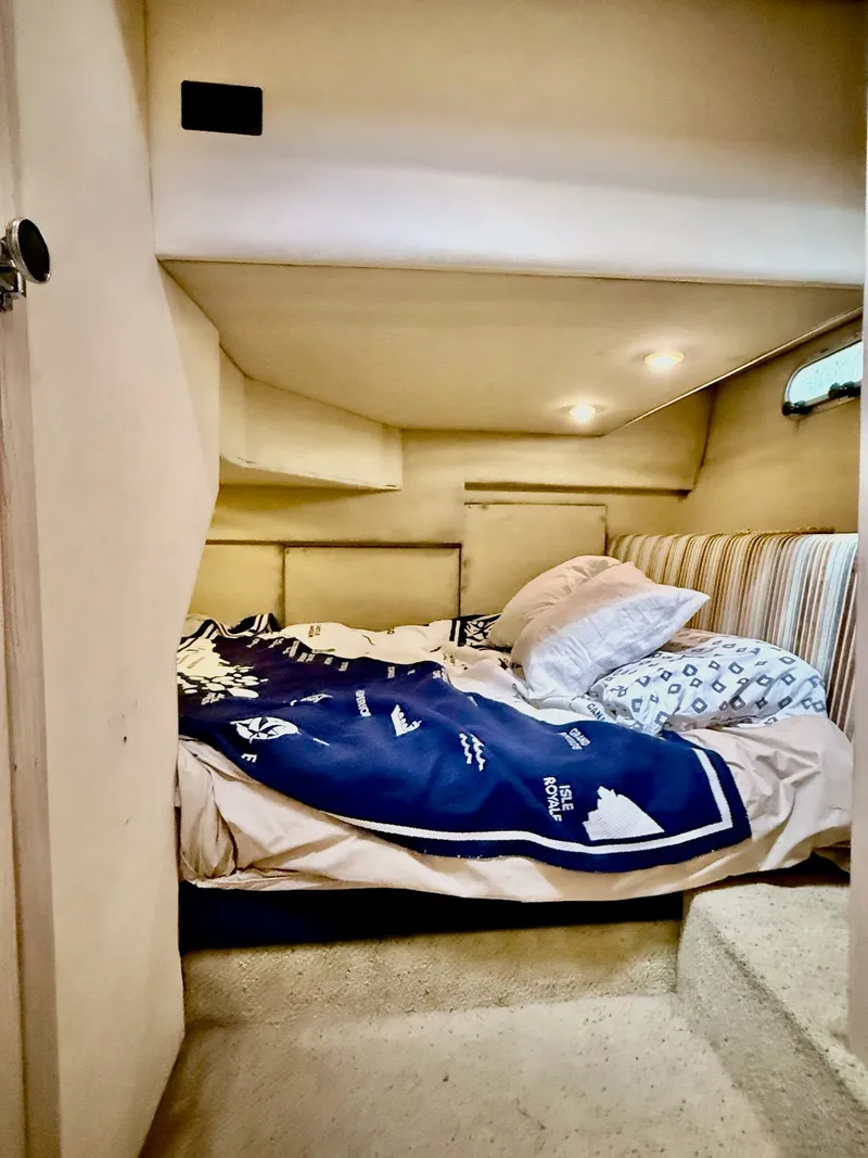 Slide: The Image of Bayliner 3988 Motoryacht 1996 - 20