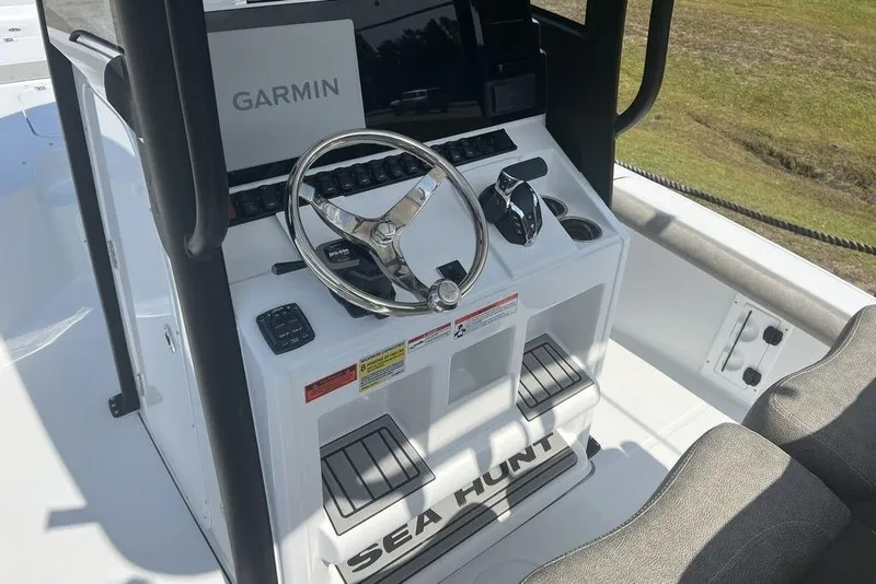 Slide: The Image of 2026 Sea Hunt BX 25 FS boat console with Garmin navigation system. - 10