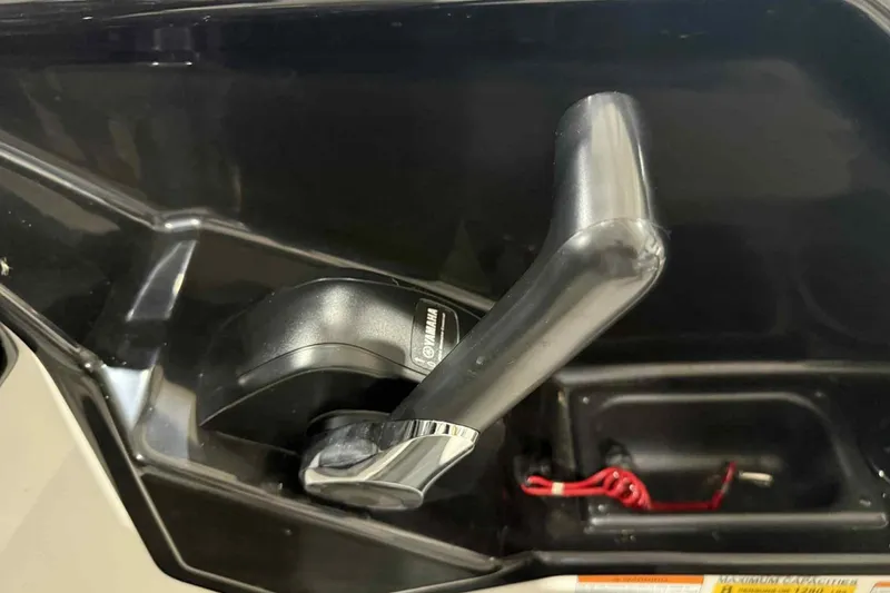 Slide: The Image of Yamaha SX190 2022 throttle lever, black and silver, close-up view. - 19