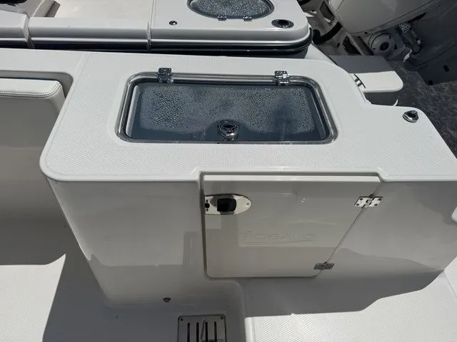 Slide: The Image of Robalo R300 Center Console 2026 - 15