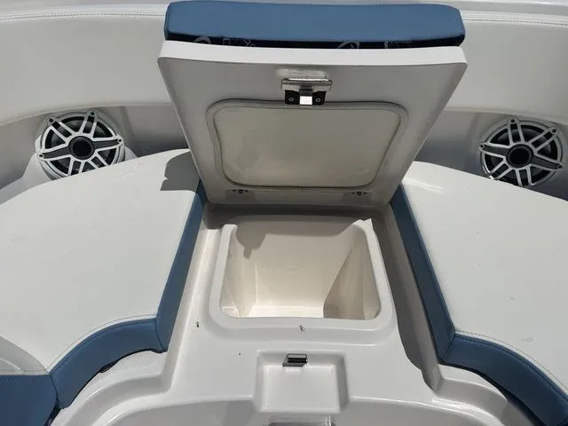 Slide: The Image of Robalo R300 Center Console 2026 - 37