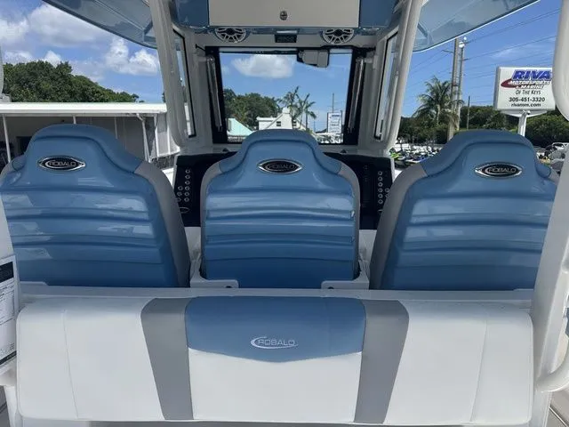 Slide: The Image of Robalo R300 Center Console 2026 - 8