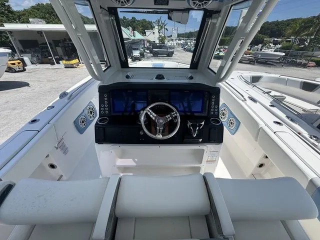 Slide: The Image of Robalo R300 Center Console 2026 - 9