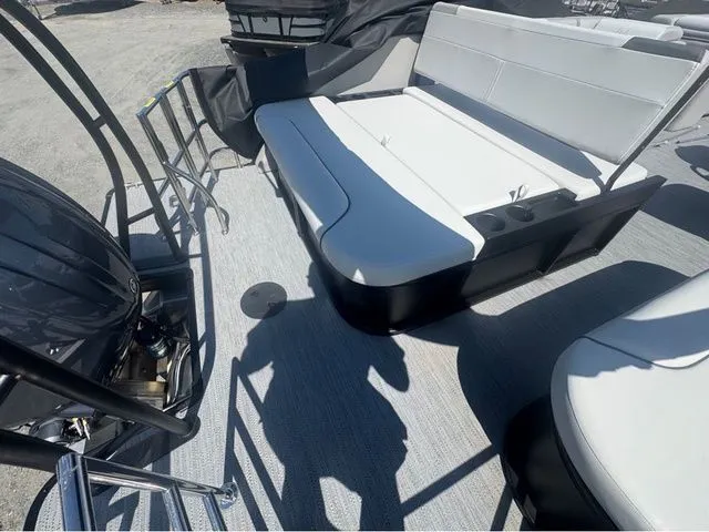 Slide: The Image of Godfrey Sweetwater 2286 SFL Tritoon - Yamaha 150 2026 - 15