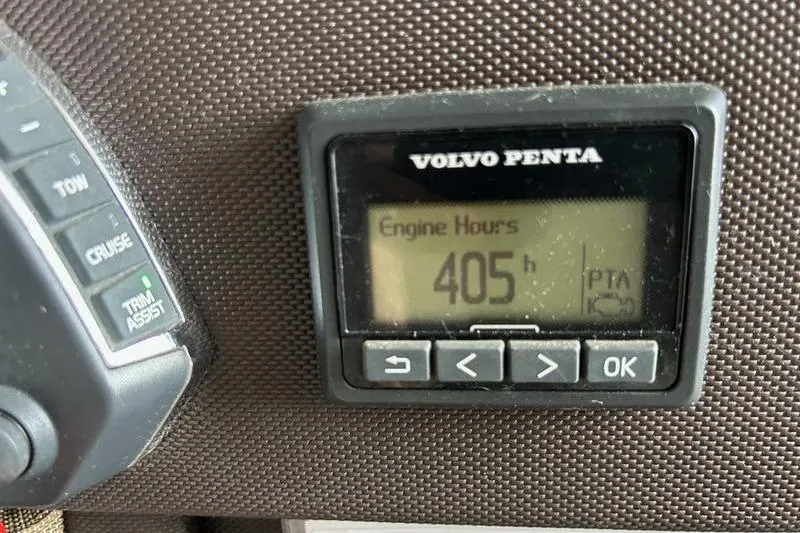 Slide: The Image of Volvo Penta engine hour meter showing 405 hours on 2018 Cobalt R5 Surf. - 10