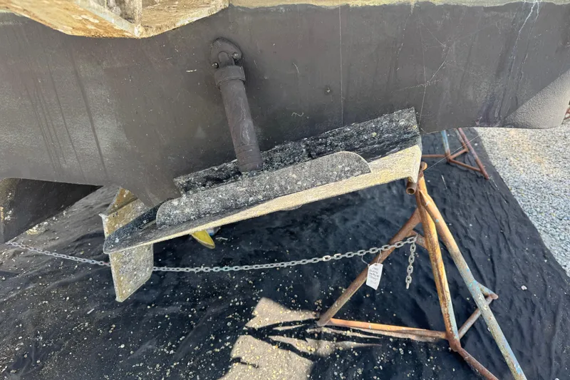 Slide: The Image of 1999 Sea Ray Sundancer 400 boat hull on stands, showing propeller and rudder details. - 15