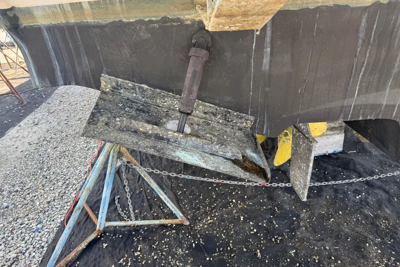 Slide: The Image of 1999 Sea Ray Sundancer 400 boat hull with propeller and trim tab detail. - 16