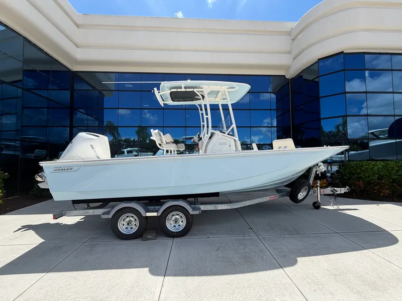 The Image of Boston Whaler 210 Montauk 2027 - 0