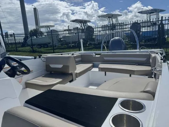 Slide: The Image of Hurricane SunDeck Sport 185 OB 2022 - 3