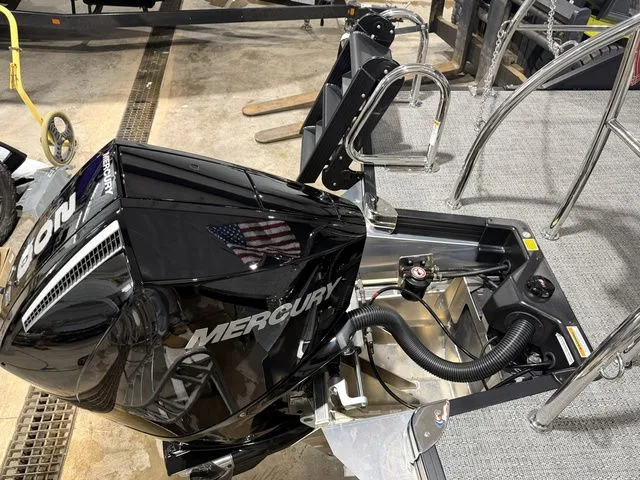 Slide: The Image of Mercury engine on Barletta Cabrio 24UE 3T, year 2026. - 10