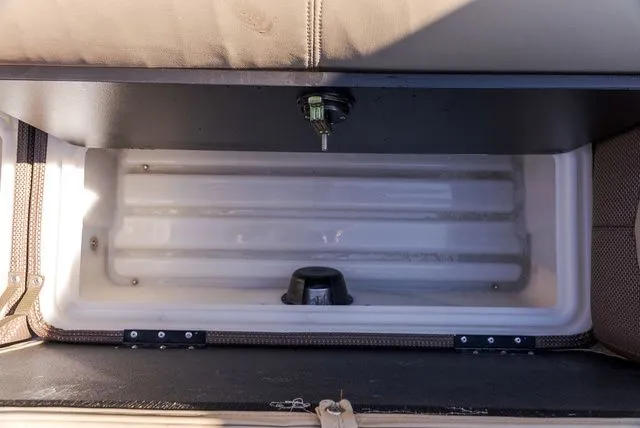 Slide: The Image of Regency 230 DL3 2020 - 16