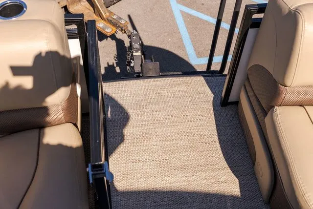 Slide: The Image of Regency 230 DL3 2020 - 17