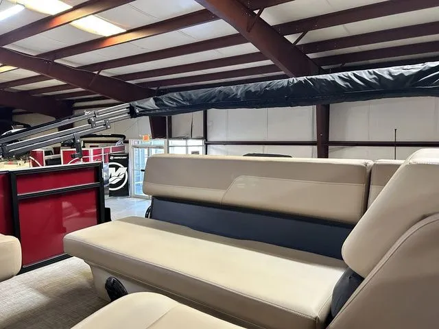 Slide: The Image of Lowe LF 172 2026 - 13