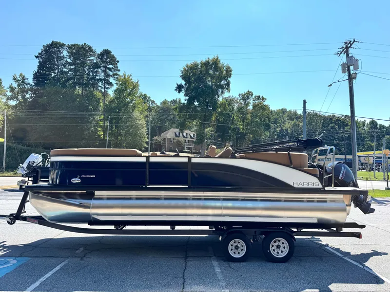 Slide: The Image of Harris Cruiser 230 2025 - 3