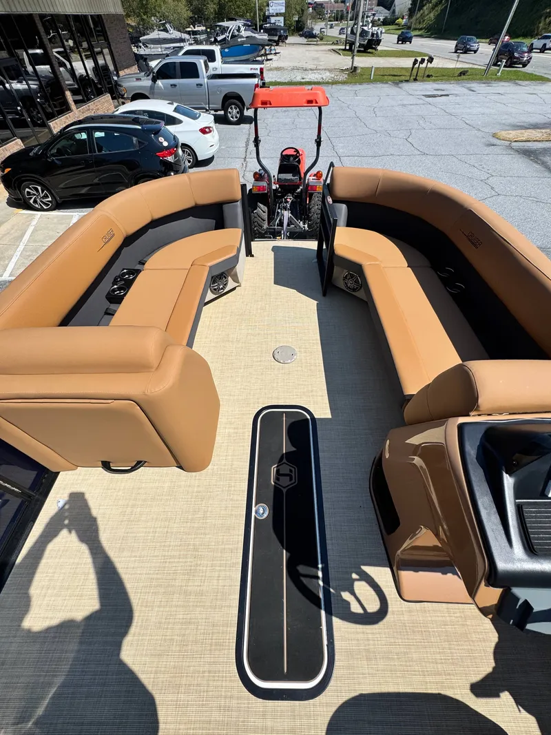 Slide: The Image of Harris Cruiser 230 2025 - 7