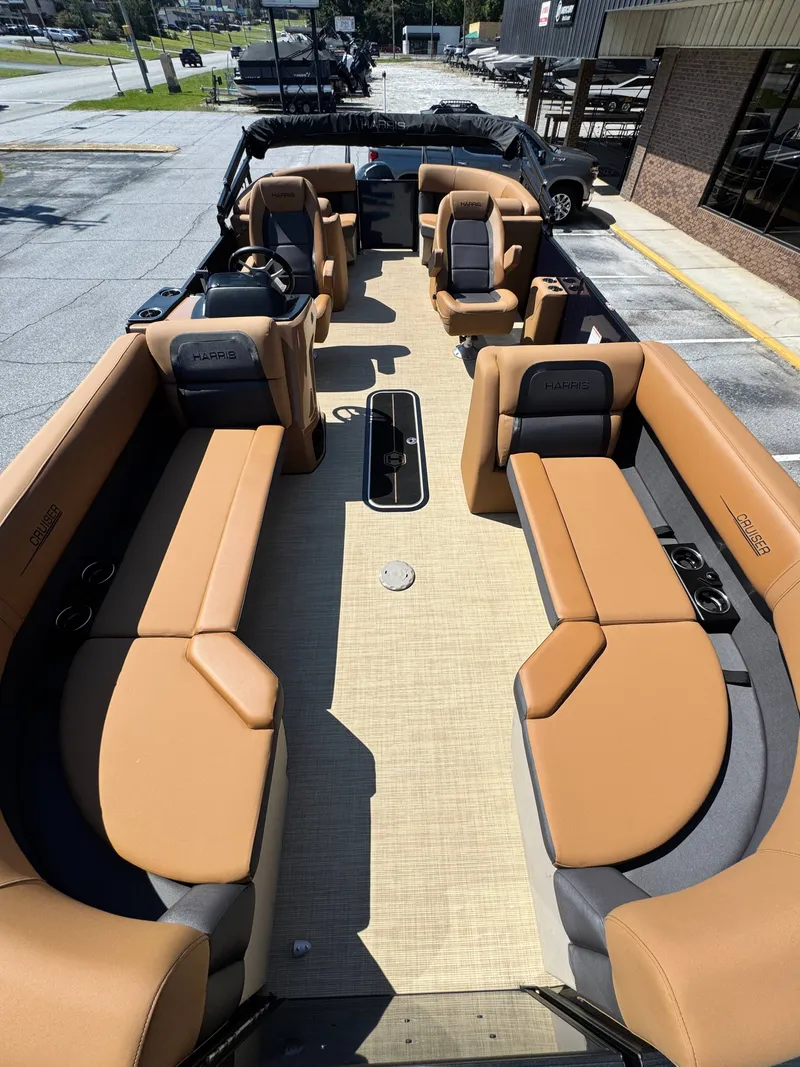 Slide: The Image of Harris Cruiser 230 2025 - 8