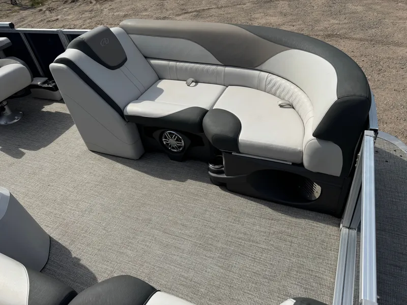 Slide: The Image of Avalon LSZ 2385 QL Tritoon Pontoon 2023 - 12