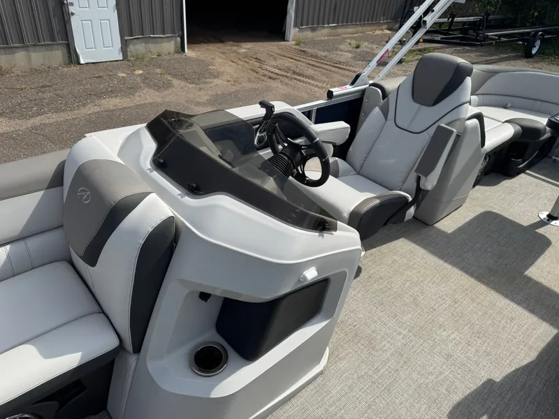 Slide: The Image of Avalon LSZ 2385 QL Tritoon Pontoon 2023 - 17