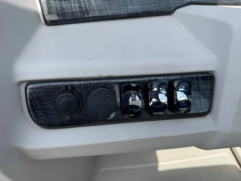 Slide: The Image of Avalon LSZ 2385 QL Tritoon Pontoon 2023 - 25