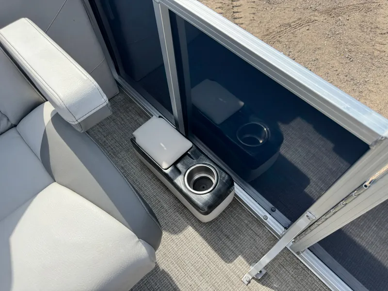 Slide: The Image of Avalon LSZ 2385 QL Tritoon Pontoon 2023 - 32