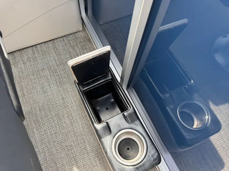 Slide: The Image of Avalon LSZ 2385 QL Tritoon Pontoon 2023 - 33