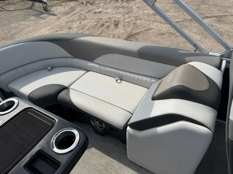 Slide: The Image of Avalon LSZ 2385 QL Tritoon Pontoon 2023 - 39