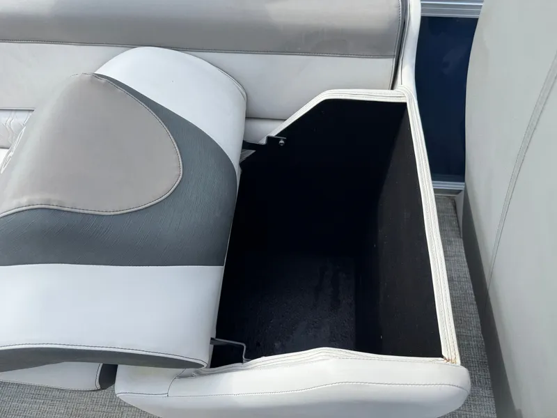 Slide: The Image of Avalon LSZ 2385 QL Tritoon Pontoon 2023 - 40