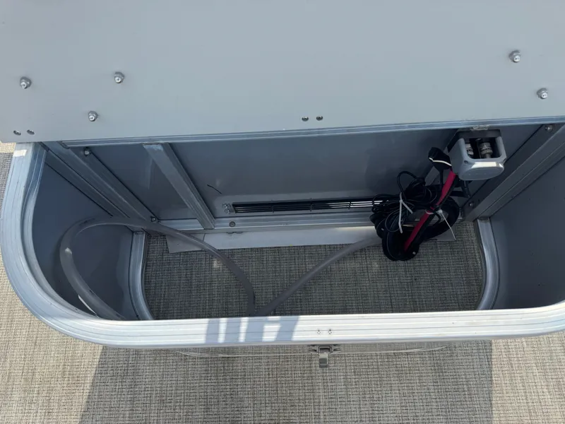 Slide: The Image of Avalon LSZ 2385 QL Tritoon Pontoon 2023 - 44