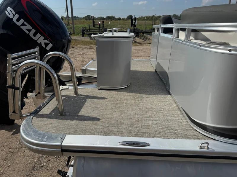 Slide: The Image of Avalon LSZ 2385 QL Tritoon Pontoon 2023 - 49