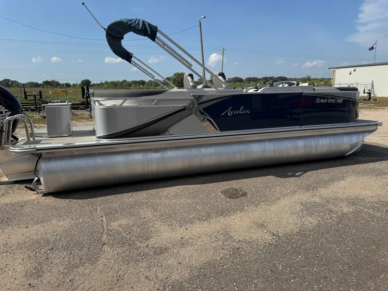 Slide: The Image of Avalon LSZ 2385 QL Tritoon Pontoon 2023 - 65