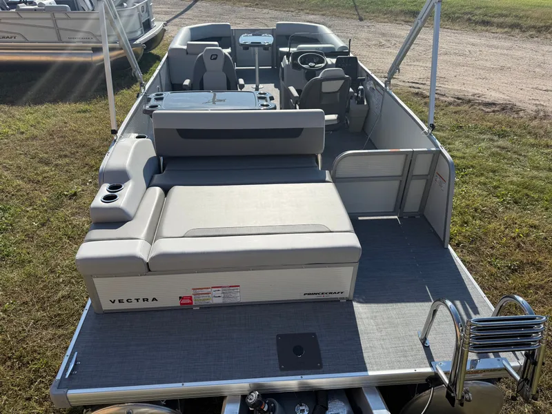 Slide: The Image of Princecraft Vectra 23 RL 2026 - 6