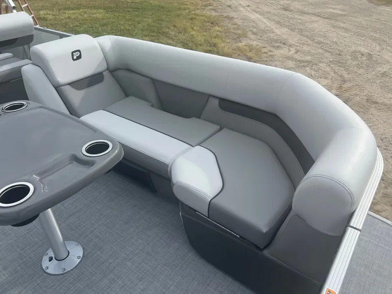 Slide: The Image of Princecraft Vectra 23 RL 2026 - 8