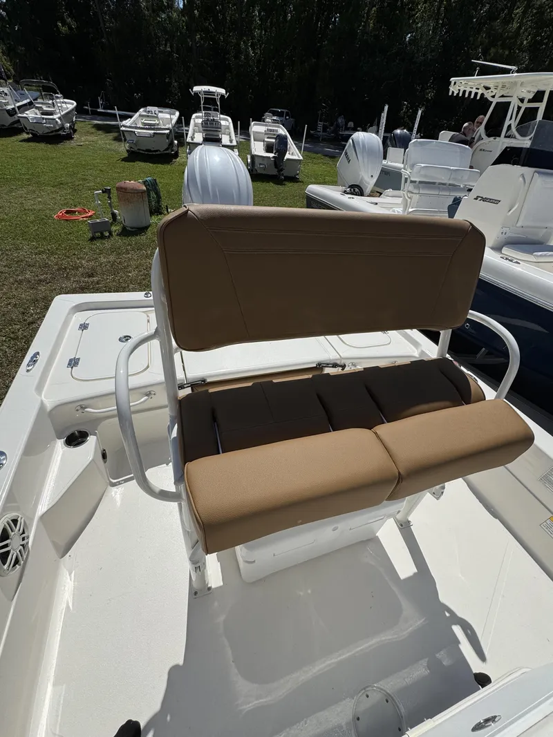 Slide: The Image of Skeeter SX Series SX221 2025 - 11