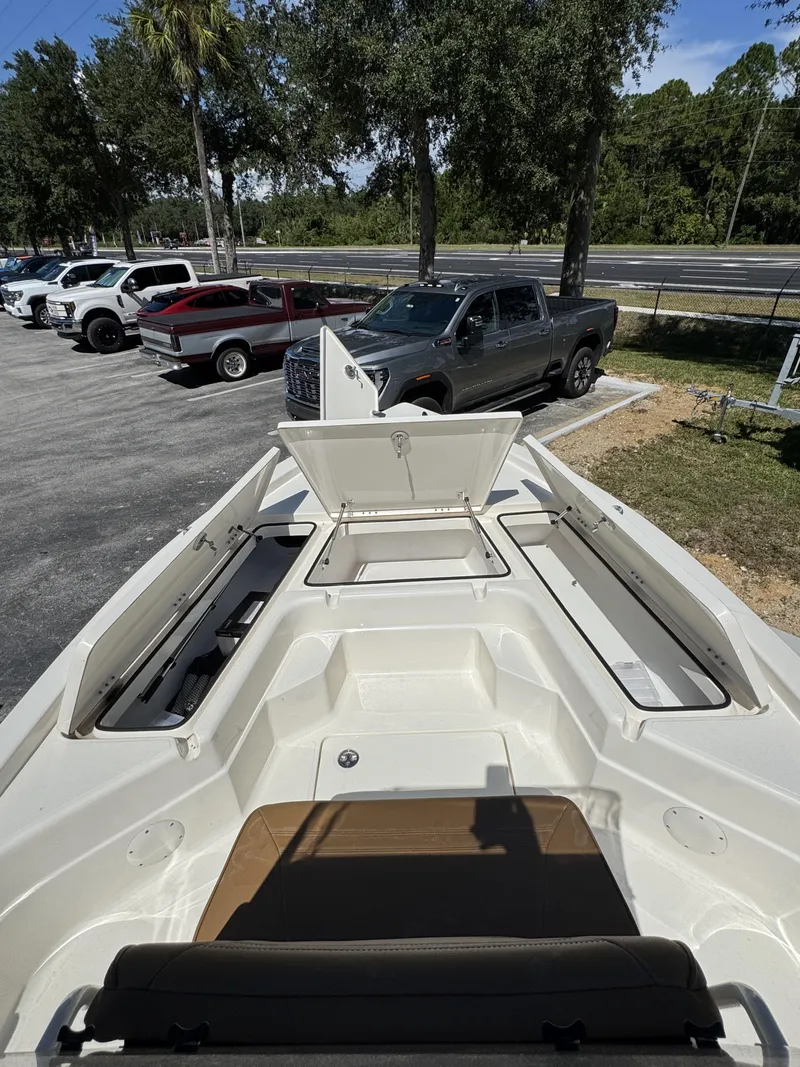 Slide: The Image of Skeeter SX Series SX221 2025 - 15