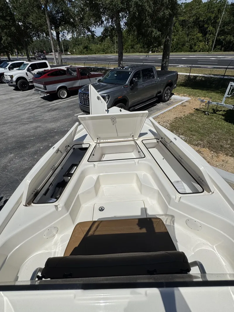 Slide: The Image of Skeeter SX Series SX221 2025 - 16