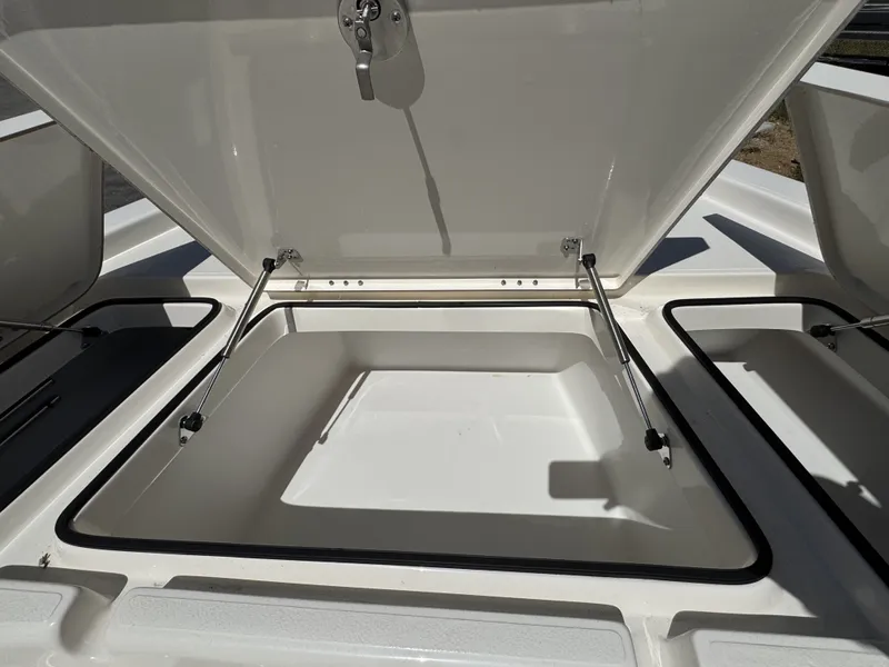 Slide: The Image of Skeeter SX Series SX221 2025 - 17