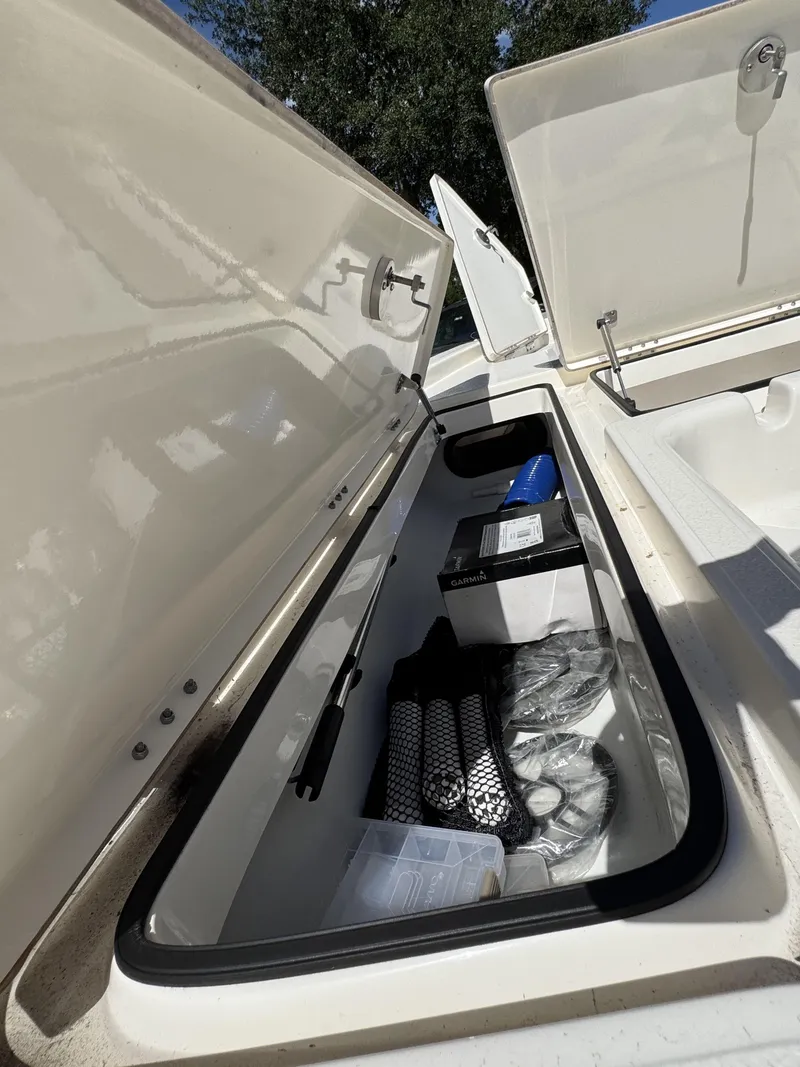 Slide: The Image of Skeeter SX Series SX221 2025 - 18