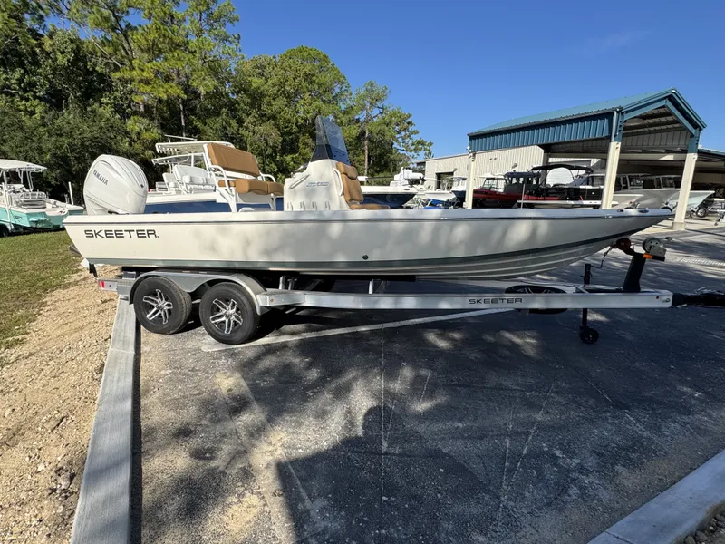 Slide: The Image of Skeeter SX Series SX221 2025 - 23