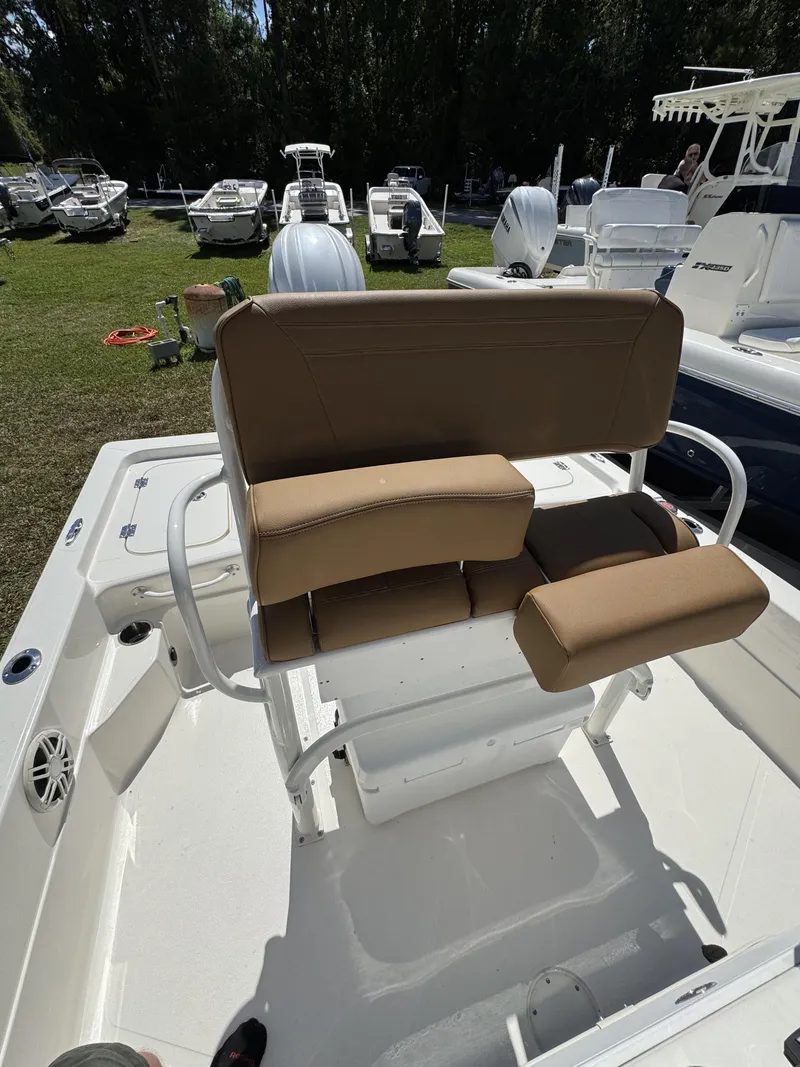 Slide: The Image of Skeeter SX Series SX221 2025 - 27