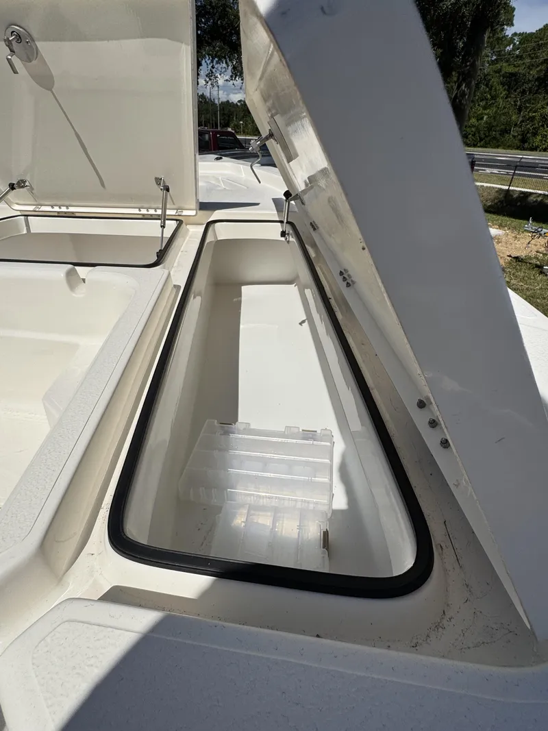 Slide: The Image of Skeeter SX Series SX221 2025 - 32