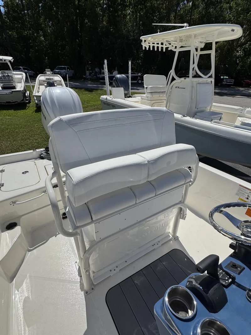 Slide: The Image of Skeeter SX Series SX2350 2025 - 10