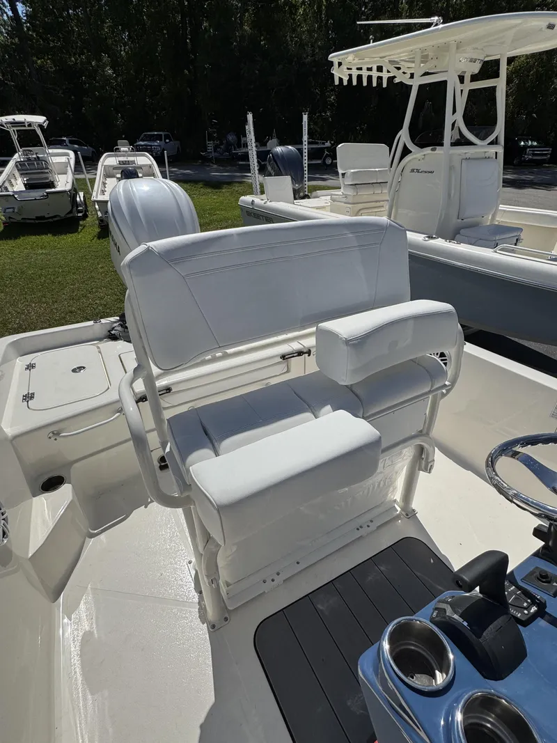 Slide: The Image of Skeeter SX Series SX2350 2025 - 11