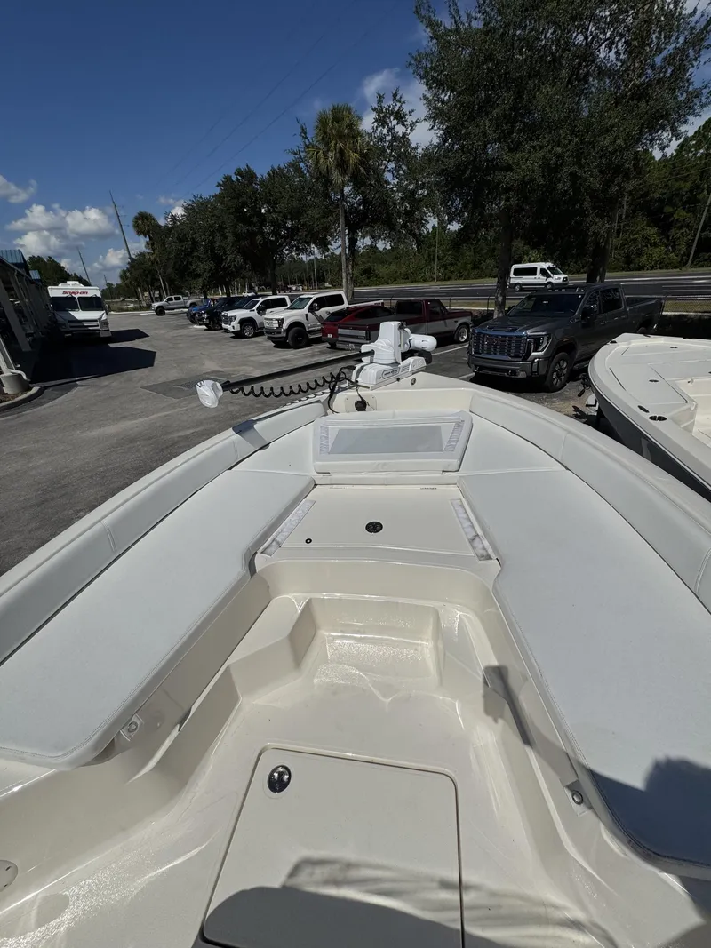 Slide: The Image of Skeeter SX Series SX2350 2025 - 13