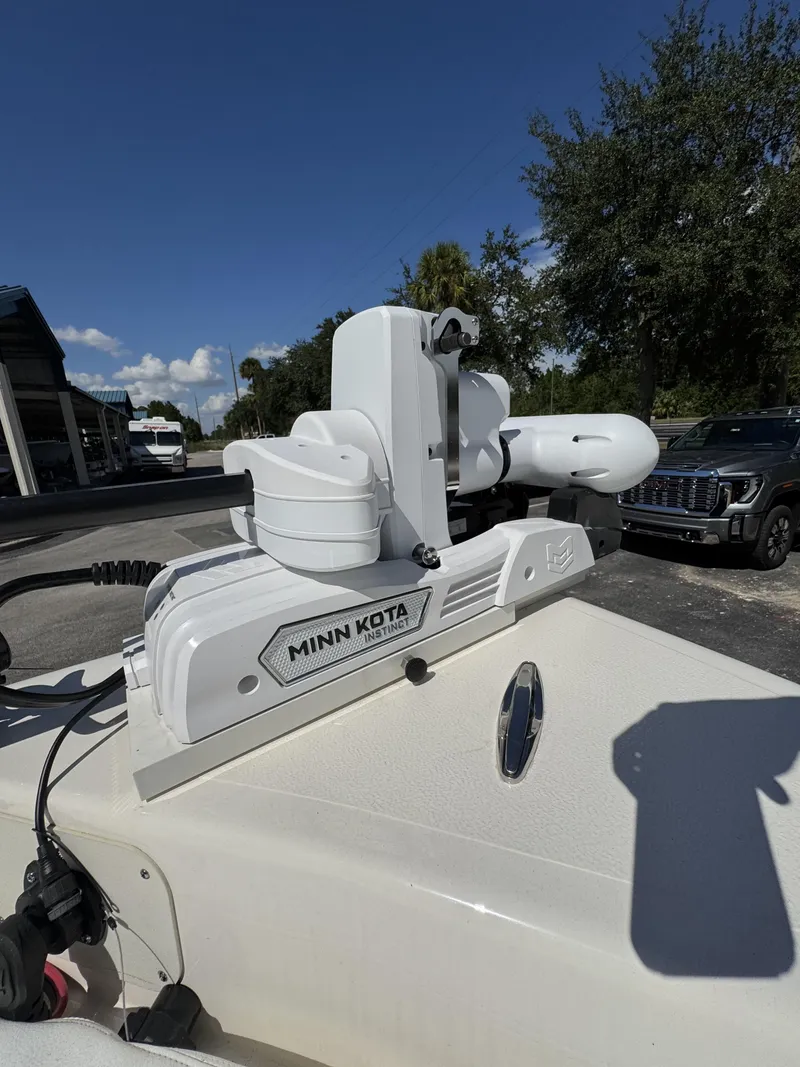 Slide: The Image of Skeeter SX Series SX2350 2025 - 17