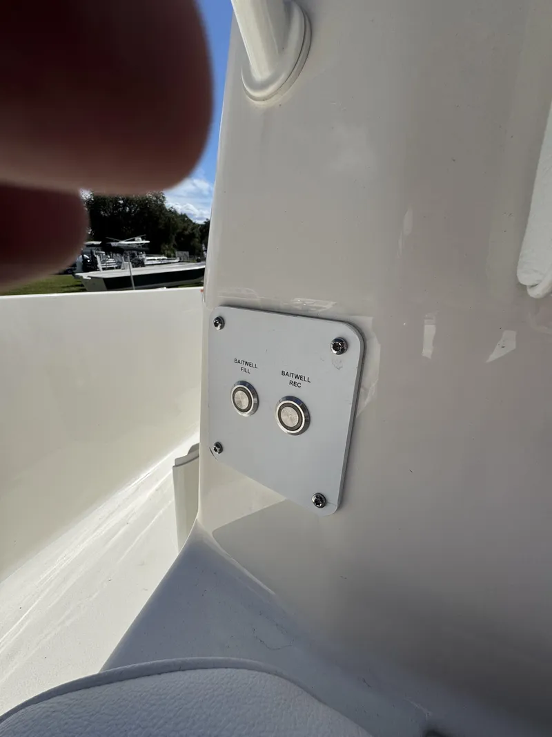 Slide: The Image of Skeeter SX Series SX2350 2025 - 21