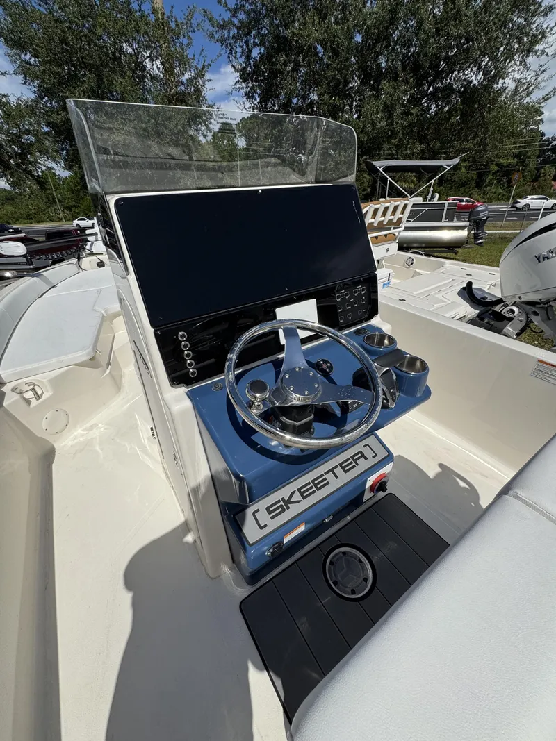 Slide: The Image of Skeeter SX Series SX2350 2025 - 24