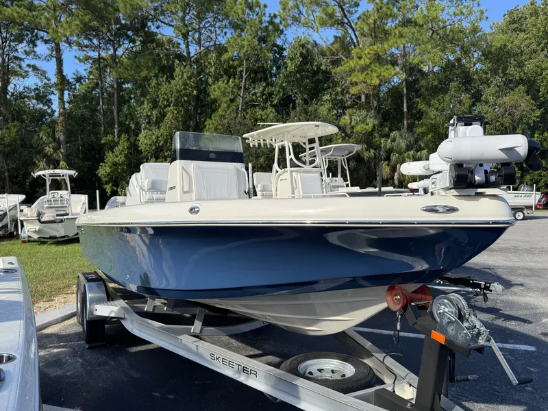 Slide: The Image of Skeeter SX Series SX2350 2025 - 30