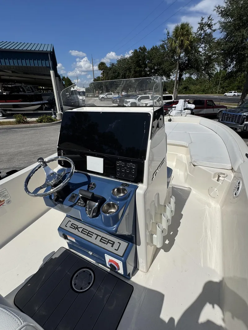 Slide: The Image of Skeeter SX Series SX2350 2025 - 35