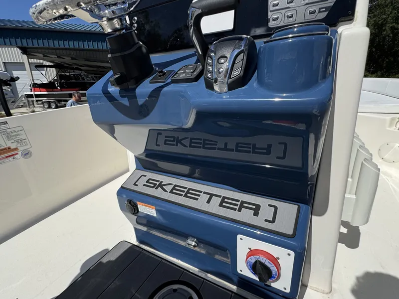 Slide: The Image of Skeeter SX Series SX2350 2025 - 37