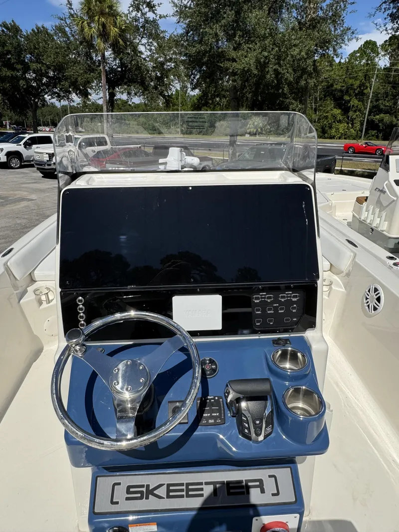 Slide: The Image of Skeeter SX Series SX2350 2025 - 38